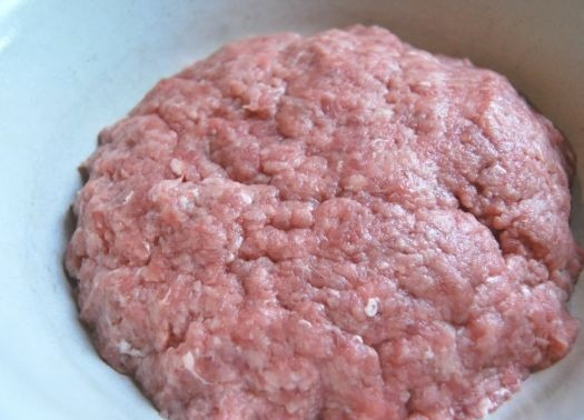 1. Этап. Мясной рулет в тесте: 1. Как сделать мясной рулет в тесте? Все предельно просто. Для начала необходимо вымыть и просушить мясо (можно использовать абсолютно любое мясо по желанию). Пропустить его через мясорубку, посолить и поперчить по вкусу. Также можно добавить в фарш измельченный чеснок, рубленную зелень и любимые специи.