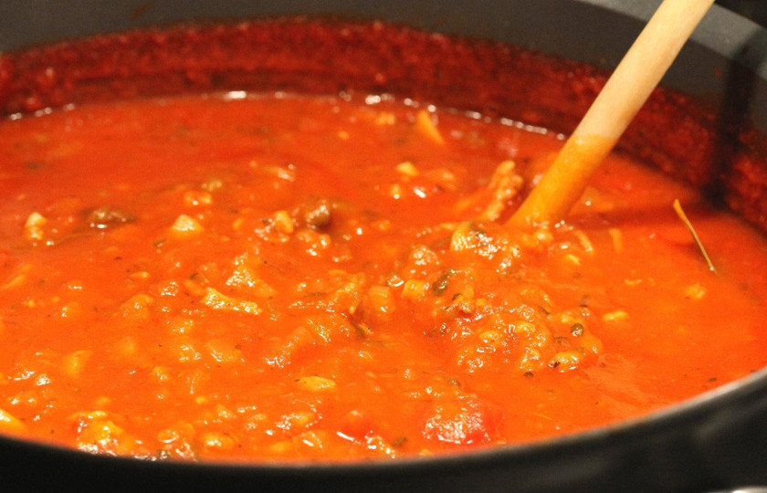 1. Этап. Томатно-мясной соус: Через три часа выкипит около половины жидкости и все ингредиенты пропитаются красивым томатным цветом.