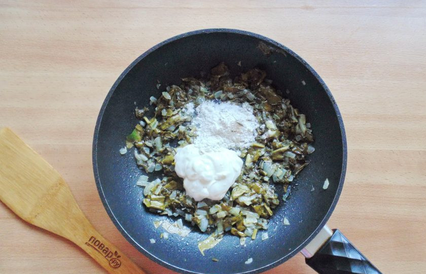 1. Этап. Соус из щавеля: После добавьте муку и сметану.