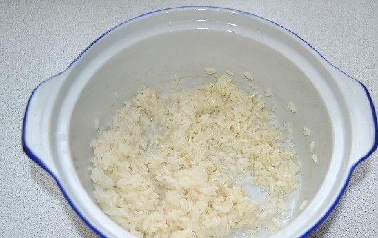 1. Этап. Салат Диана: 9. Остудите рис.