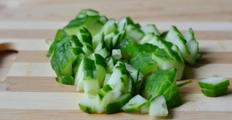 1. Этап. Окрошка из кефира с щавелем: Начинаем приготовление окрошки на кефире с того, что промываем и нарезаем мелко огурчики.