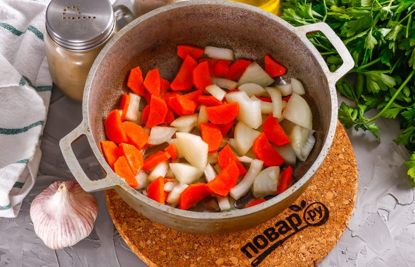 1. Этап. Тушеный нут с овощами: Очистите от кожуры морковь и луковицу, промойте в воде. Нарежьте половину моркови и лук средними кусочками. Обжарьте в растительном масле примерно 3-4 минуты до легкой румяности.