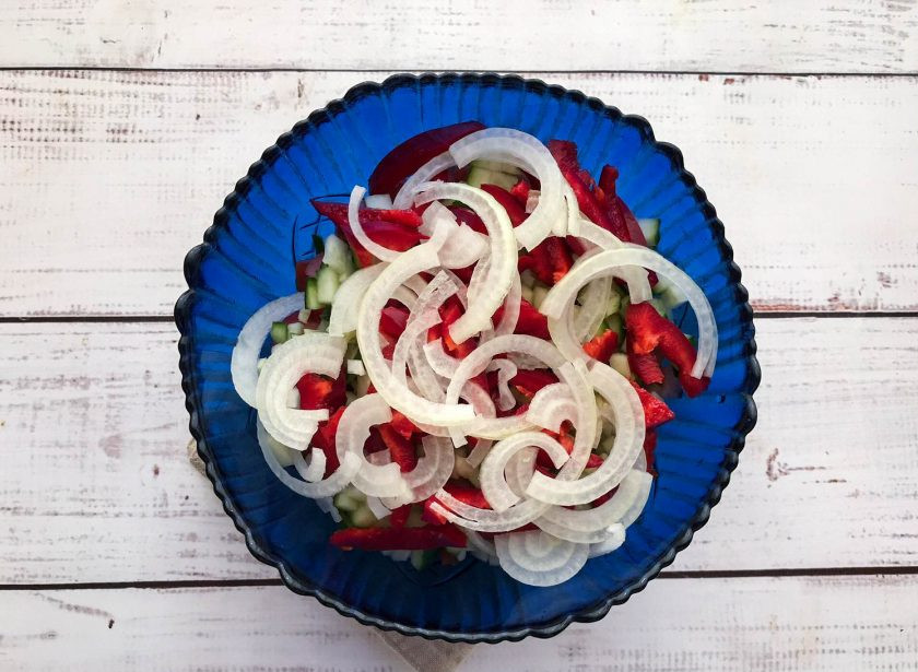 1. Этап. Испанский салат из фасоли: Лук очистите от шелухи и нарежьте полукольцами.