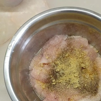 1. Этап. Куриные грудки под сырно-овощной шубкой: Куриное филе разделать на порционные куски толщиной 1-1,5см, уложить их в глубокую миску, посолить, поперчить, добавить приправу и хорошо все перемешать.