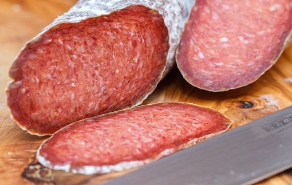 1. Этап. Итальянская домашняя салями: С готовой колбасы удалите бечевку и счистите плесень. Порежьте перед подачей! Приятной дегустации!