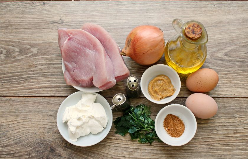 1. Этап. Рулет из индейки с яйцом в духовке: Подготовьте все необходимые ингредиенты для приготовления рулета из индейки с яйцом. Яйца отварите вкрутую и остудите.