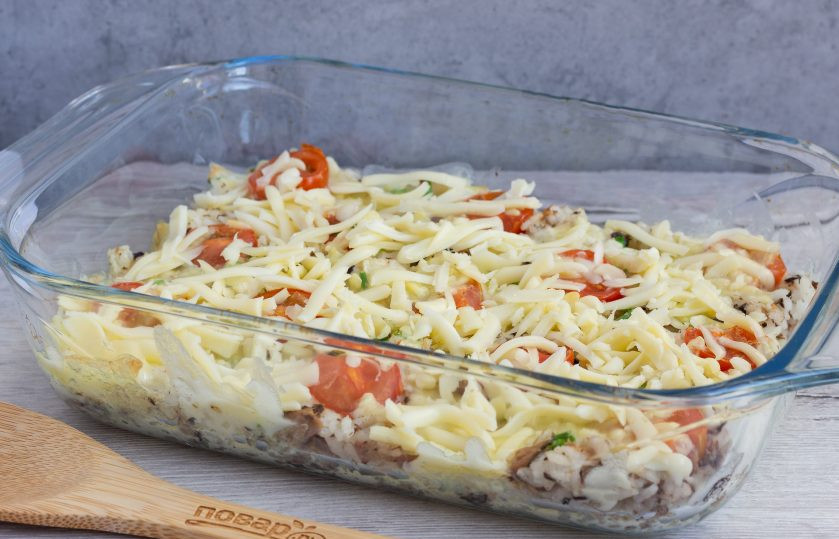 1. Этап. Запеканка с тунцом под сырной корочкой: Затем посыпьте запеканку оставшимся сыром и поставьте в духовку ещё на 7-10 минут.