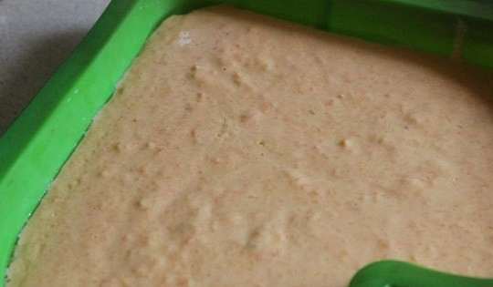 1. Этап. Морковный пирог на кефире: 8. Вылейте в жаропрочную форму и отправьте в духовку.