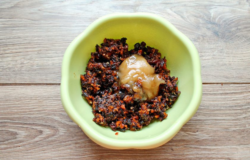 1. Этап. Щербет из сухофруктов и орехов: Влейте в миску сок лимона и добавьте мед, все хорошенько перемешайте.