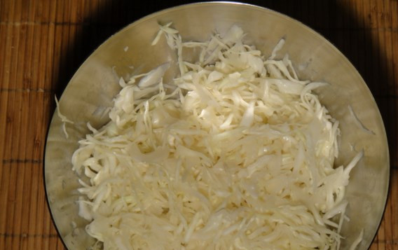 1. Этап. Ленивый капустный пирог: Переложите в миску, посолите и слегка обомните.