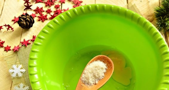 1. Этап. Новогодняя закуска Мешочки Деда Мороза: Теперь сделайте блинное тесто. Смешайте в глубокой посудине яйца, сахар и 1 чайную ложку соли. Всё взбейте.