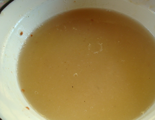 1. Этап. Желе из белой смородины: 3. Готовый сок, протертый через сито, лучше всего процедить (удостоверившись, что туда не попали косточки), чтобы цвет желе был более ярким.