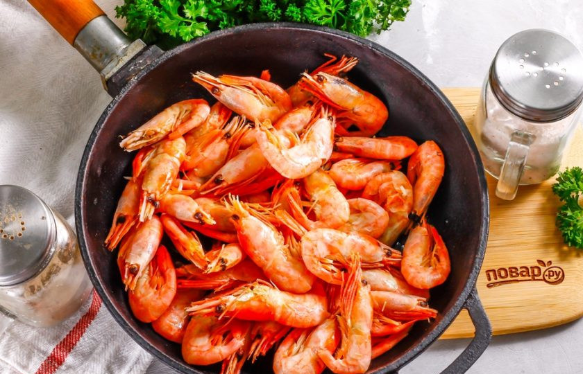 1. Этап. Креветки с чесноком: Прогрейте сковороду с толстым дном или казан на плите, влейте в него растительное масло. Убавьте нагрев до умеренного, прогрейте масло в емкости и выложите в него морепродукты. Добавьте сушеный чеснок и посолите. Вместо сушеного вы можете использовать свежий чеснок или стрелки чеснока.