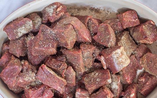 1. Этап. Быстрый рецепт шашлыка: 1. Вымойте вырезку и нарежьте мясо небольшими кусочками. Выложите его в миску и добавьте мускатный орех, кардамон, паприку, соль, черный молотый перец и чесночный порошок, перемешайте.