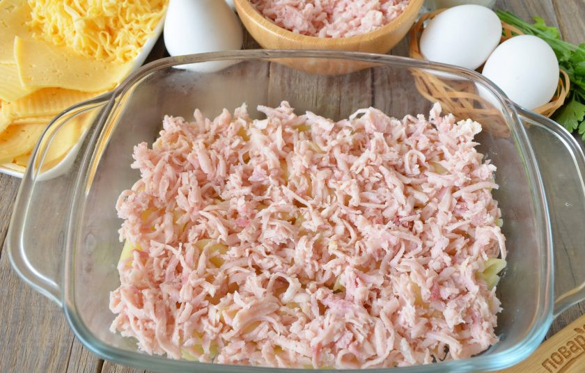 1. Этап. Пирог из пасты Вива Италия: Сверху распределите часть ветчины.