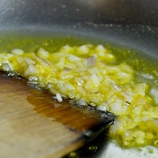 1. Этап. Жареные креветки с луком: 2. Лук очистите и мелко нарежьте. Обжарьте до мягкости в масле.