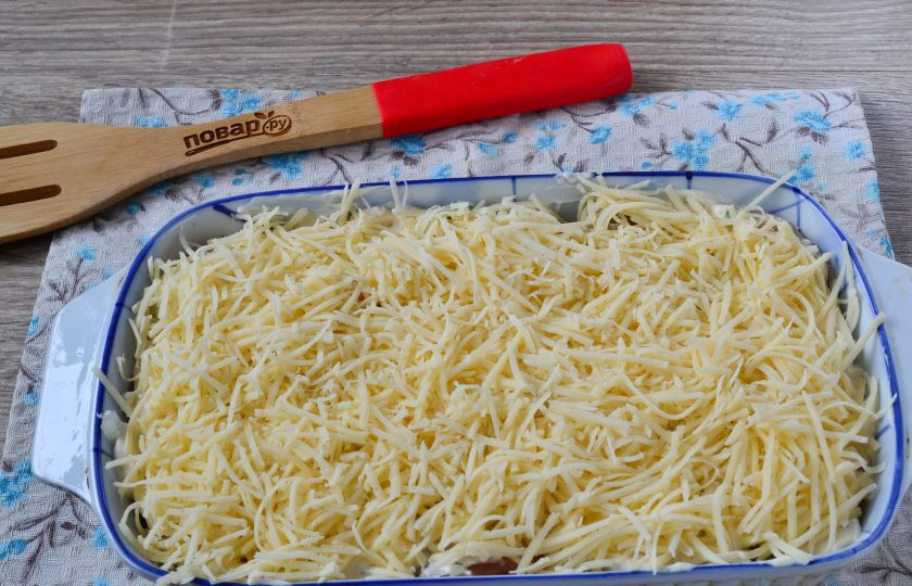 1. Этап. Сочное куриное филе по-французски: Обильно присыпьте все натертым на мелкой терке сыром и отправьте в духовку, разогретую до 200 градусов на 25-35 минут.