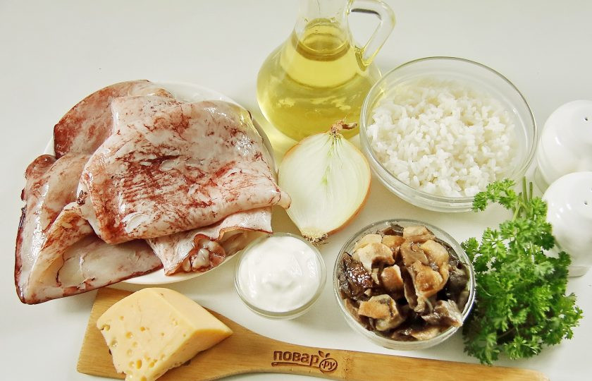 1. Этап. Фаршированные кальмары Мышки: Подготовьте все ингредиенты. Рис заранее отварите в подсоленной воде и откиньте на сито.