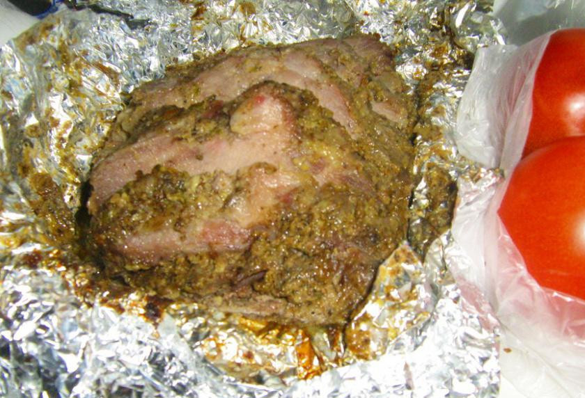 1. Этап. Буженина с маринованными огурчиками: 5. Утром достаем мясо с холодильника, и заворачиваем в фольгу. Затем его следует поставить в духовку. Запекаться оно там будет минут сорок пять – шестьдесят (до готовности). Украсить блюдо можно помидорами и зеленью.