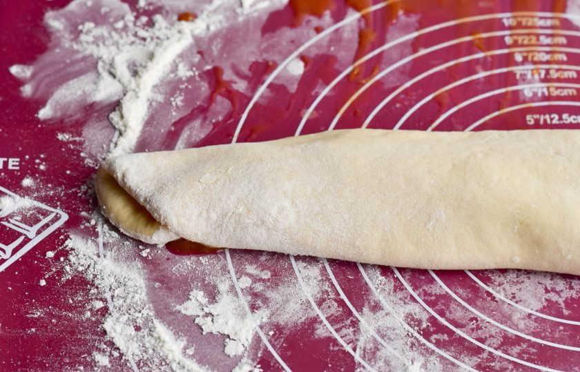 1. Этап. Печенье Утопленники: Скрутите пласт в рулет.