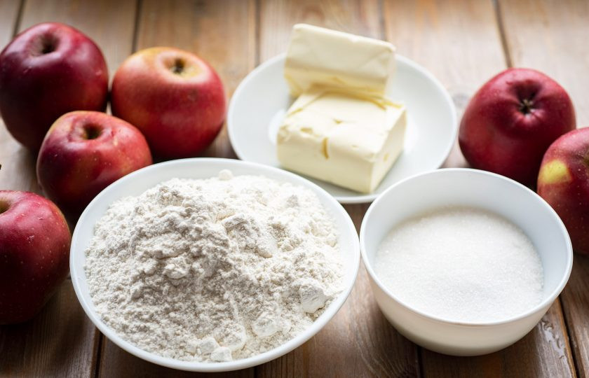 1. Этап. Насыпной пирог с яблоками без манки: Все ингредиенты подготовьте сразу. Сливочное масло должно быть хорошо охлажденным.