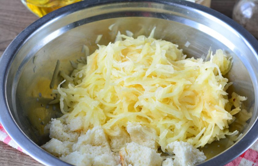 1. Этап. Картофельные шницели: Смешайте натертый картофель с хлебом, замоченным в молоке. Перемешайте заготовку.