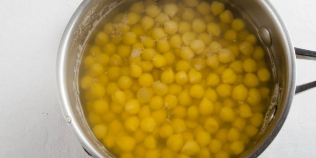 1. Этап. Плов с нутом в мультиварке: Предварительно замоченный на ночь нут отвариваем на медленном огне 40 минут.