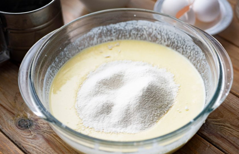 1. Этап. Дрожжевые заварные блины на кефире: В миску к кефирной смеси просейте всю муку. Перемешайте венчиком до полного соединения ингредиентов.