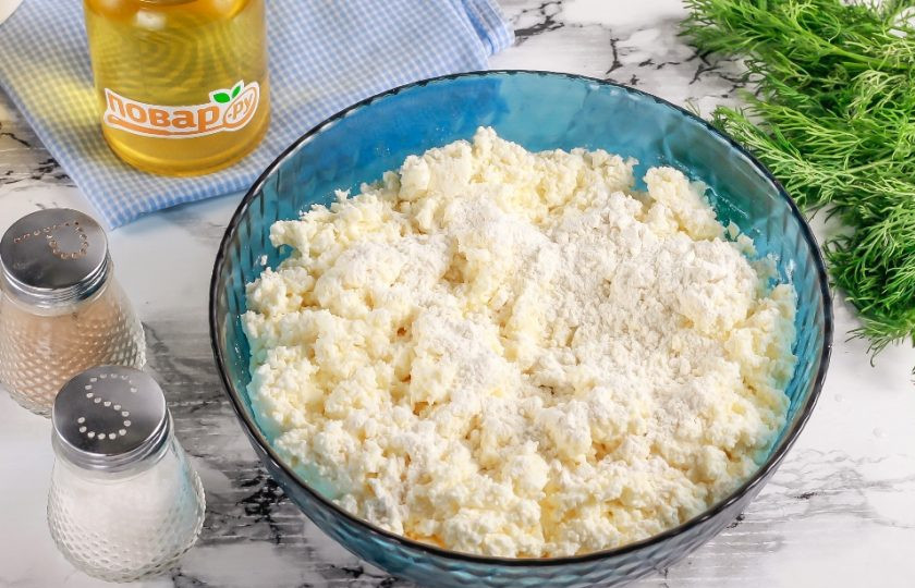 1. Этап. Ленивый творожный хачапури по-аджарски на сковороде: Всыпьте в творог пшеничную муку высшего сорта и аккуратно все перемешайте.