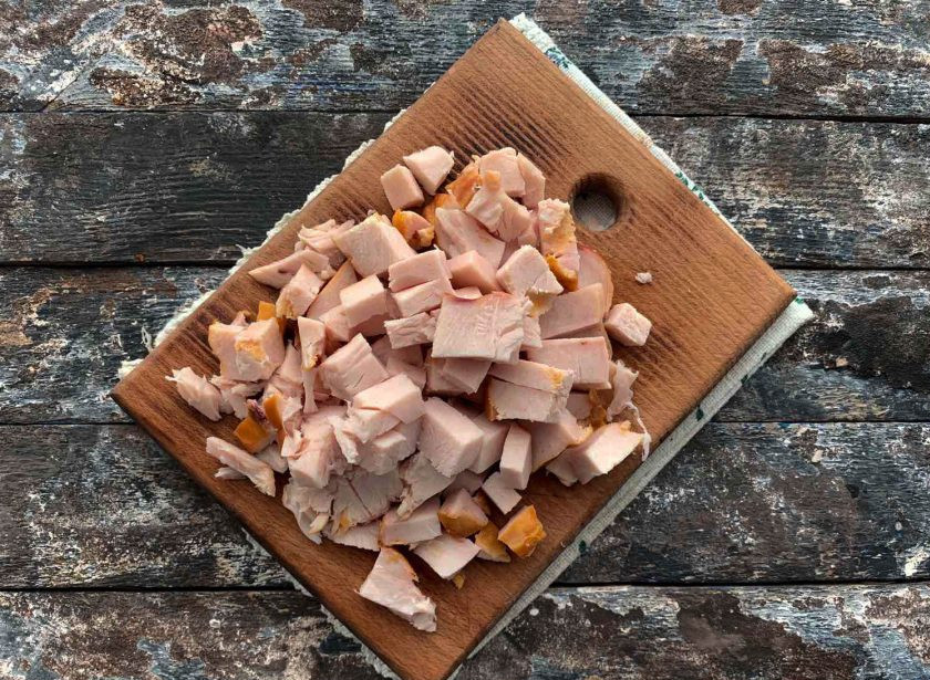 1. Этап. Фунчоза с копченой курицей: Копченую курицу нарежьте небольшими кубиками.