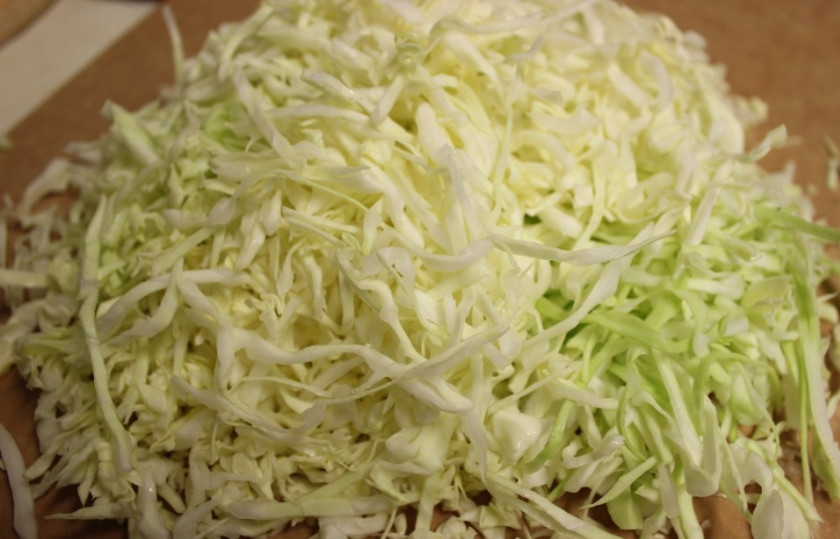 1. Этап. Капустный салат диетический: 1. Капусту вымыть и мелко нашинковать. Если капуста старая, то ее лучше размять руками, предварительно можно добавив щепотку соли. Молодую капусту можно просто измельчить.