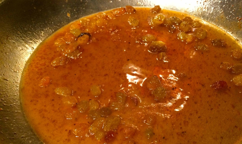 1. Этап. Утиная грудка магре: 3. Туда же - заранее промытый и отпаренный изюм. На маленьком огне тушим около 10-15 минут после закипания.