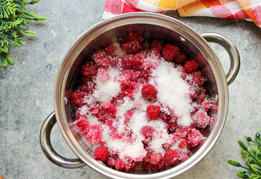 1. Этап. Красная смородина с малиной на зиму: Малину и смородину выложите в кастрюлю с толстым дном, пересыпая сахаром.