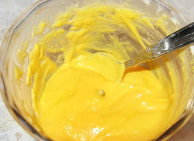 1. Этап. Кижуч под соусом: 6. Готовый соус приправляю специями и солью, перемешиваю.