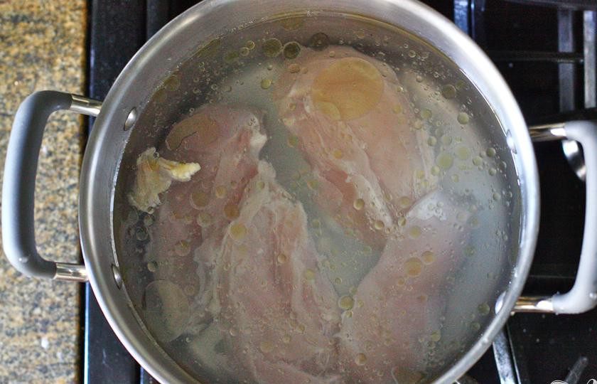 1. Этап. Куриный кассероль с лапшой: 1. В большую кастрюлю с кипящей водой добавить немного оливкового масла и 1 столовую ложку соли. Отварить куриное мясо до готовности, около 20 минут.