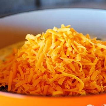 1. Этап. Нежный сырный суп с брокколи: 3. Накрыть крышкой и уменьшить огонь до слабого. Кипятить на медленном огне 20-30 минут, пока брокколи не будет готова. Перемешать с тертым сыром и дать ему растаять. Добавить приправы по вкусу, если необходимо.