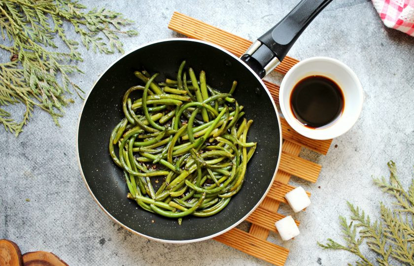 1. Этап. Чесночные стрелки по-корейски: Добавьте в сковороду сахар, влейте соевый соус и готовьте еще на медленном огне в течение 5 минут.