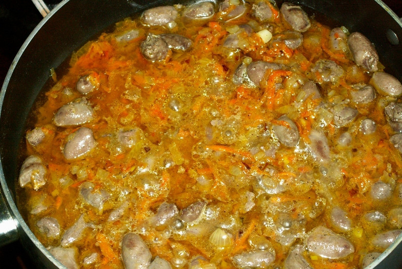 1. Этап. Сердечки со сметаной: 2. Отдельно помоем, порежем мелко лук и морковку, обжарим их на растительном масле до румяности. Добавим вместе с остатками масла к сердечкам, перемешаем и протушим еще 5 минут.