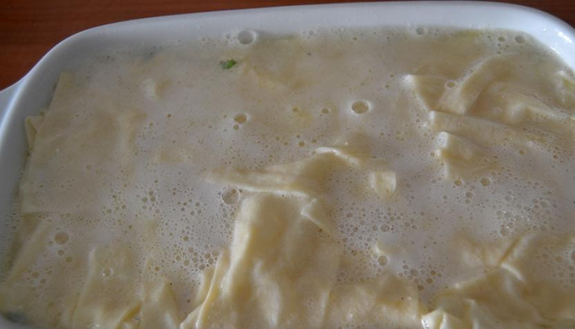 1. Этап. Берек с сыром: Теперь разрезаем берек на порционные кусочки и заливаем минеральной водой.