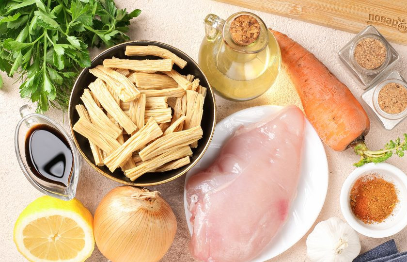 1. Этап. Жареная соевая спаржа с курицей: Подготовьте все ингредиенты.