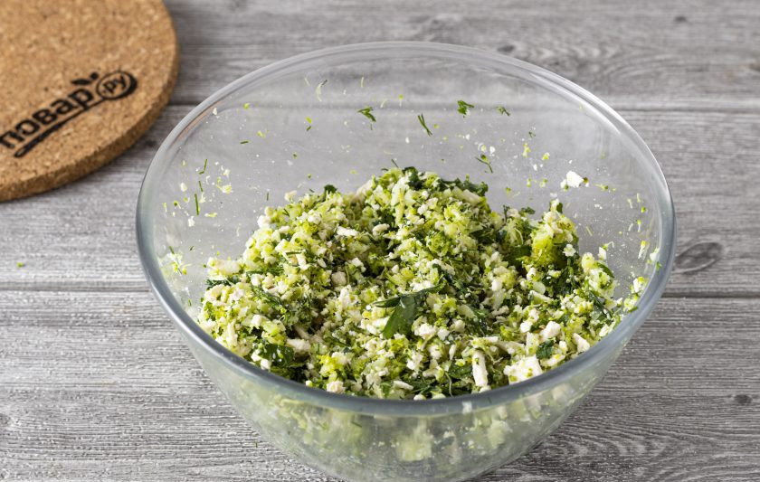 1. Этап. Лепешки с брокколи: Для начинки мелко покрошите брокколи. Добавьте тертый сыр и мелко нарезанную зелень. Посолите и поперчите во вкусу.