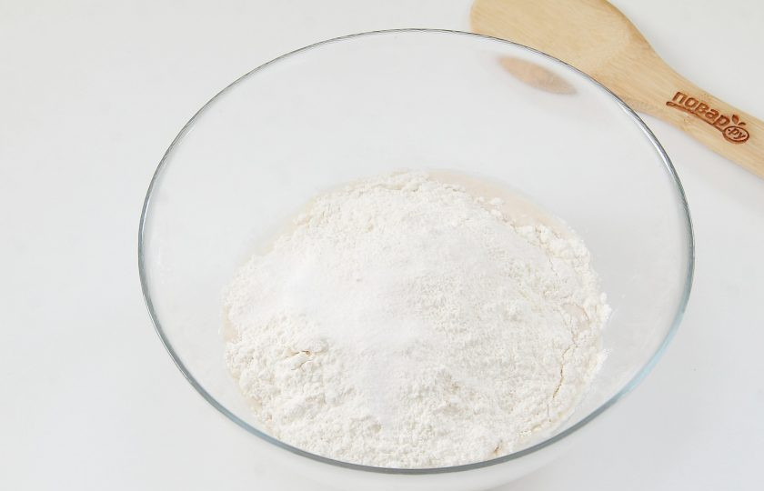 1. Этап. Кальцоне с цукини, оливками и моцареллой: Добавьте муку и соль.