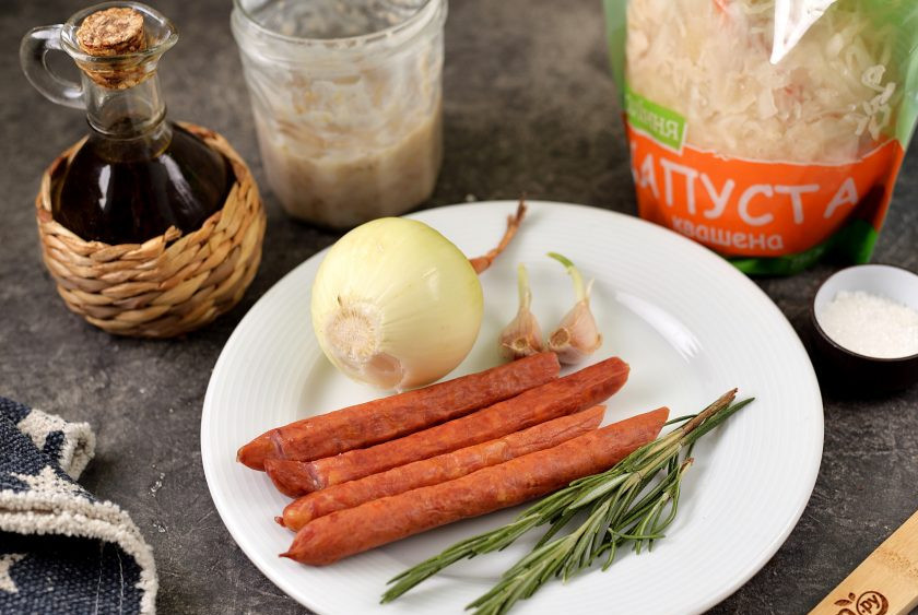 1. Этап. Бюргерская тушеная капуста: Подготовьте все ингредиенты. Лук и чеснок почистите, помойте и обсушите.