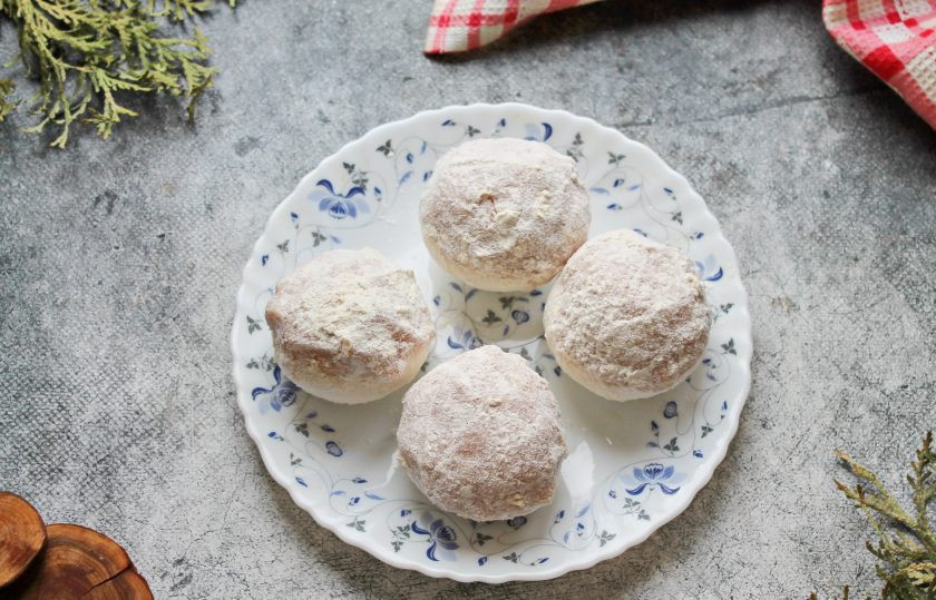 1. Этап. Шампиньоны с куриным фаршем в духовке: Выложите подготовленные грибы в муку и полностью их покройте.