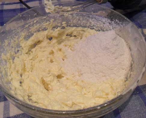 1. Stage. Shortbread Cookies with Cherry: Preheat the oven to 180 degrees C. In a large bowl, combine oil, flour, sugar, beat for 10 minutes, until light.