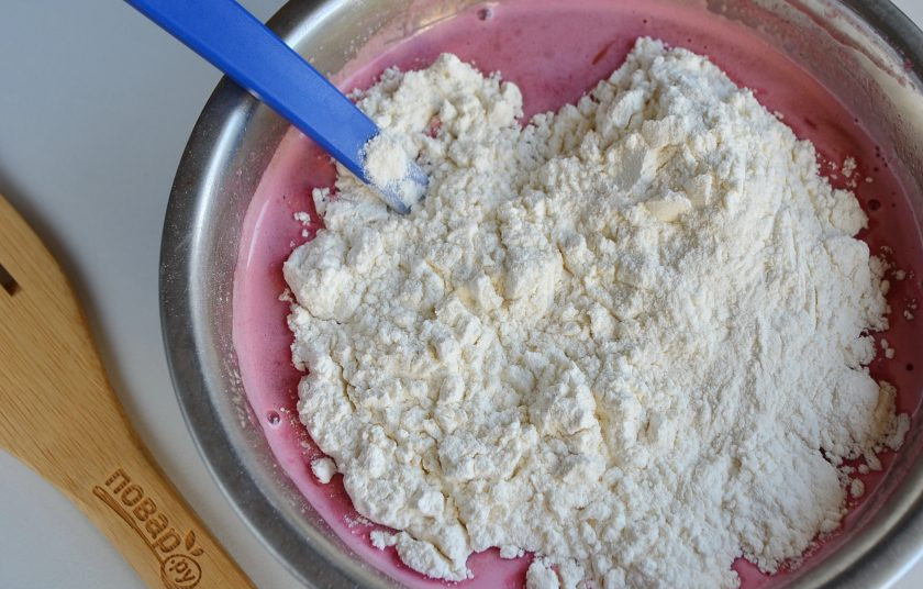 1. Этап. Плюшки Для любимых: Всыпайте частями просеянную муку. Замешивайте тесто.