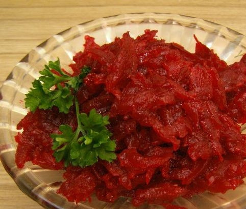 1. Этап. Салат с вареной свеклой: 4. Даем немного постоять — и подаем к столу, украсив зеленью. Этот салат с вареной свеклой станет идеальным завтраком и даже ужином (особенно в пост).