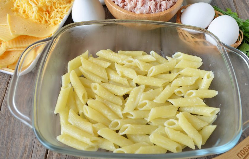 1. Этап. Пирог из пасты Вива Италия: Готовые макароны откиньте на дуршлаг, смажьте сливочным маслом. Возьмите небольшой противень с высокими бортами или огнеупорную форму. На дно выложите тонкий слой макарон.