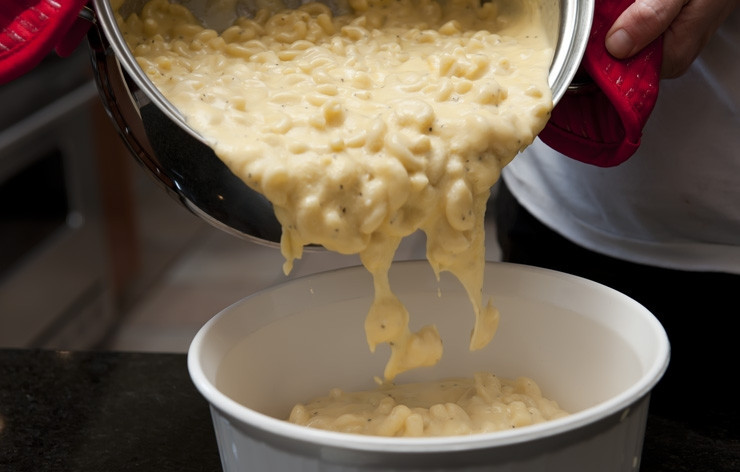 1. Этап. Макаронная запеканка: Берем посуду для запекания и заливаем ее приблизительно на 1/3 полученными макаронами с сыром.