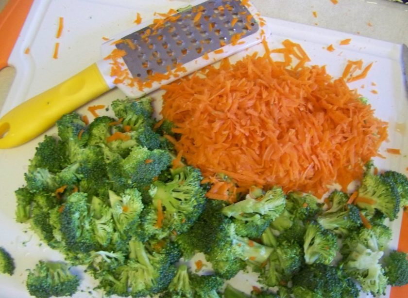 1. Этап. Запеканка с макаронами: Отварите куриную грудку и макароны, остудите. Разберите на соцветия капусту брокколи, нарежьте мелко лук и натрите морковь.